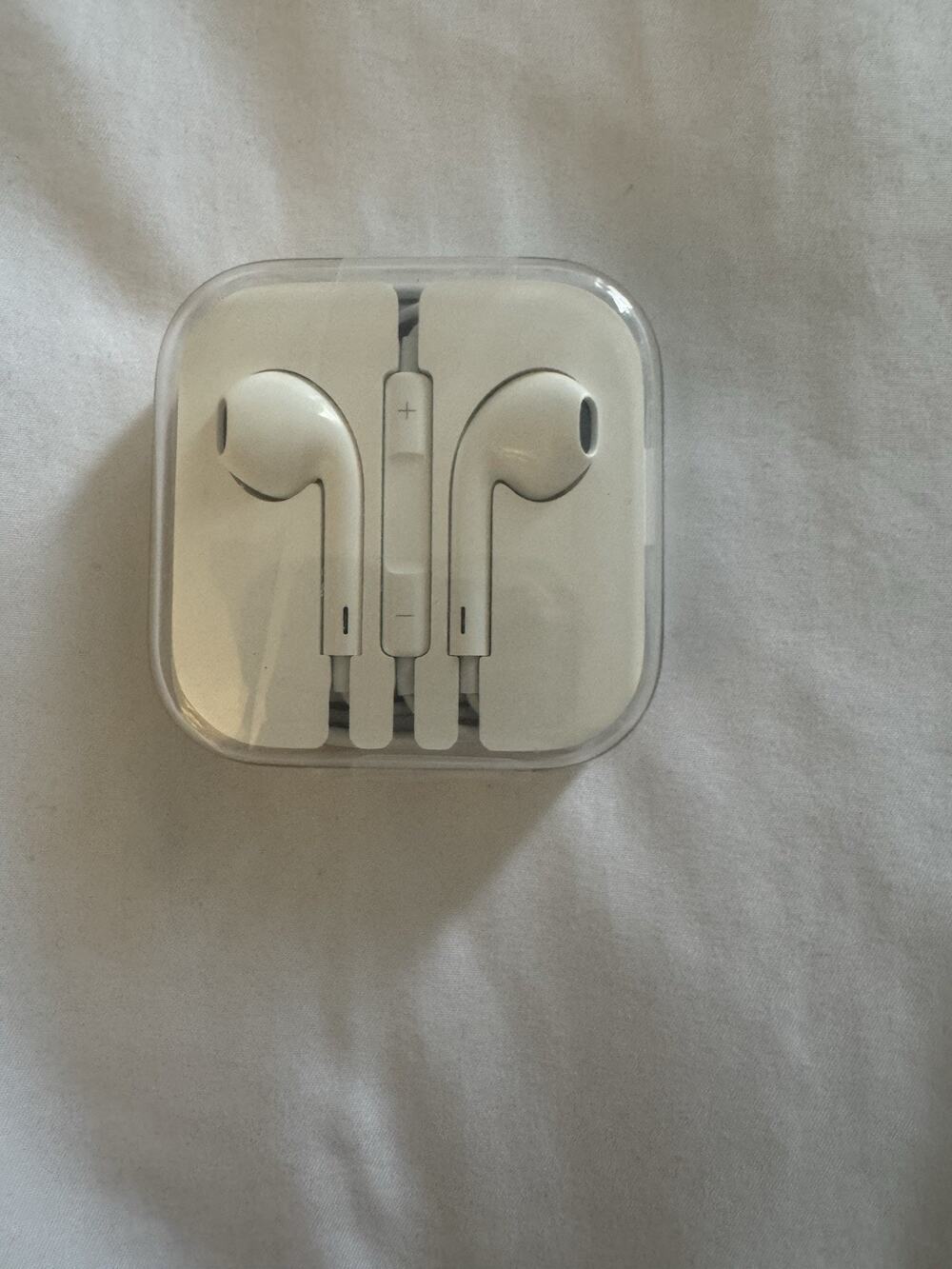 New Apple Earpods White Wired 3.5 mm headphone plug